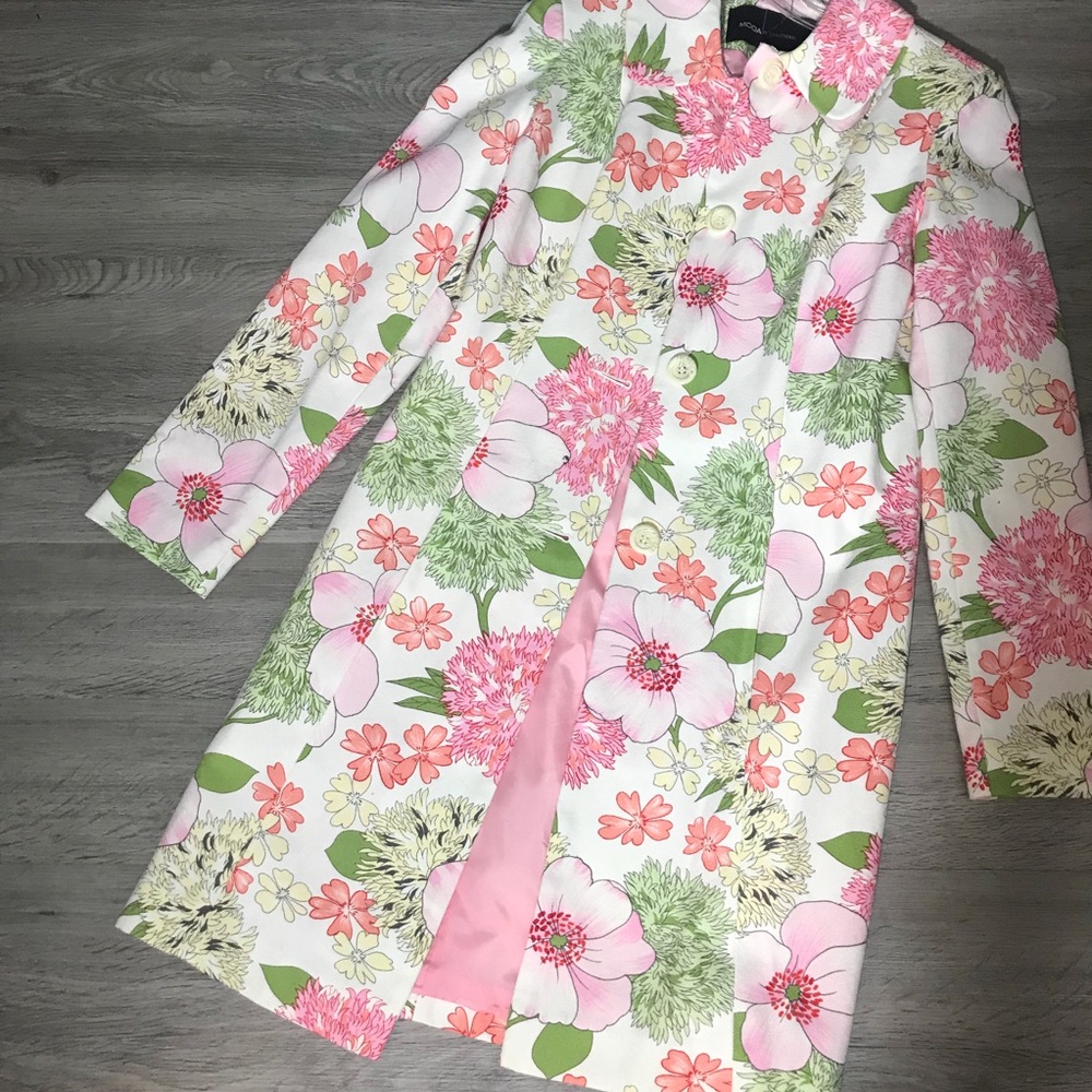 Beautiful floral BLOGGERS trench coat.